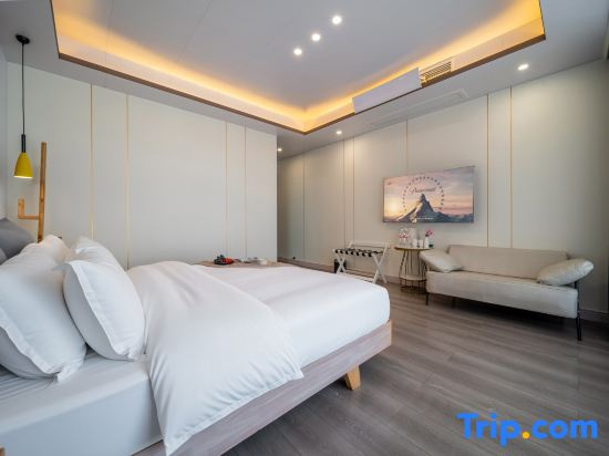 Deluxe Double room with courtyard view (full double bed)
