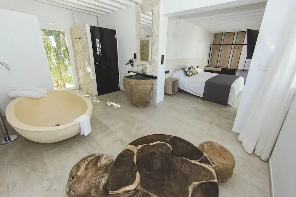 Deluxe Double room with balcony and with garden view (full double bed)