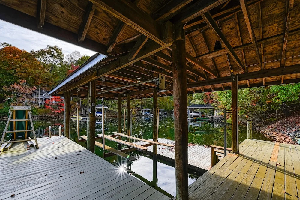 Amuse Cove - Lakefront Home With Private Dock, Pool, Tennis & Wide Boat Launch