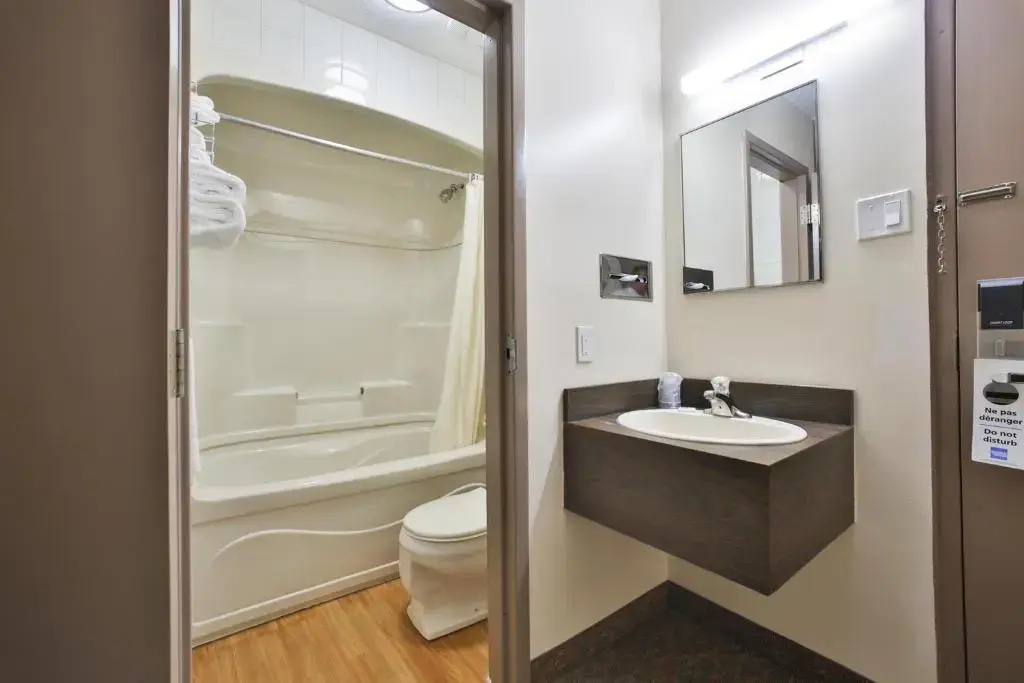 Deluxe Double room (full double bed)