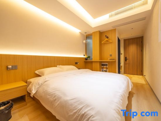 Standard Double room with lake view (full double bed)