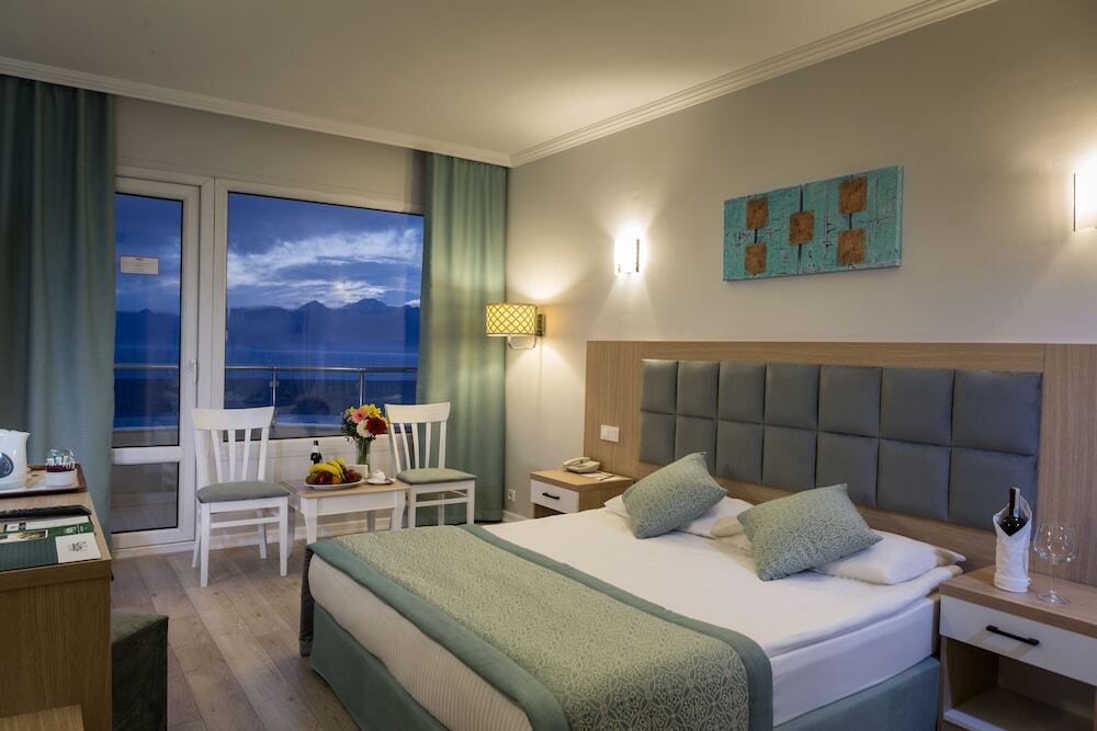 Двухместный номер Standard с видом на море двуспальная кровать в Antalya Adonis Hotel