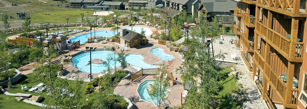 SPACIOUS 2-Br 2-Ba | Ski In/Out | Pool & Hot Tubs | in Heart of PANORAMA RESORT