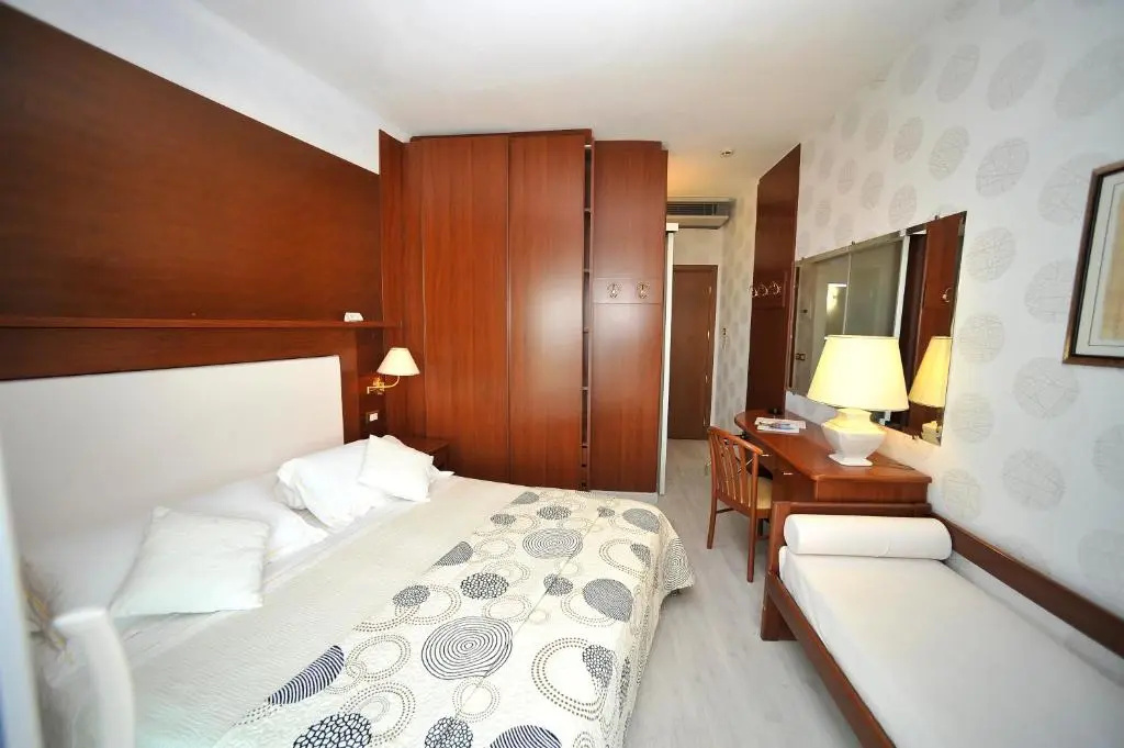 Standard Double room with balcony and with partial sea view (full double bed)