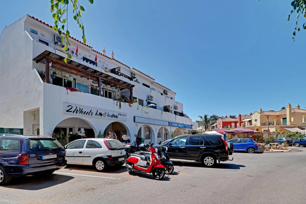 Faro Airport Flat 1 by Homing