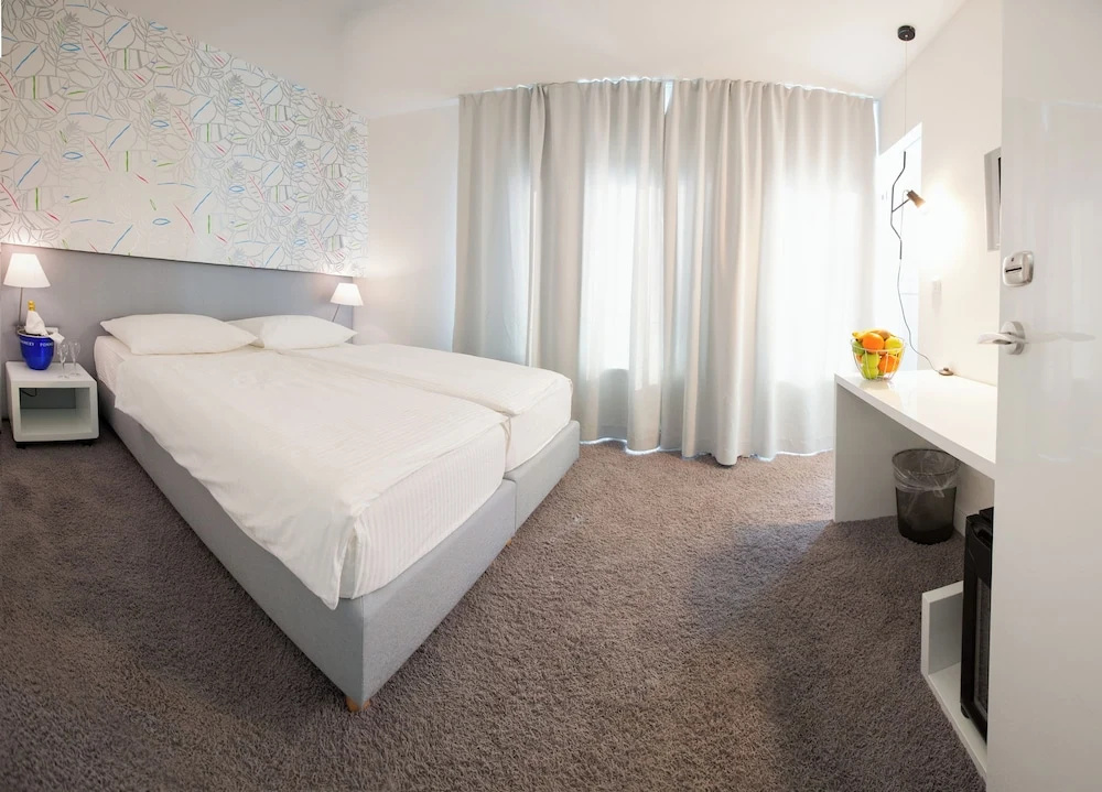 Standard Double room with partial sea view (twin beds)