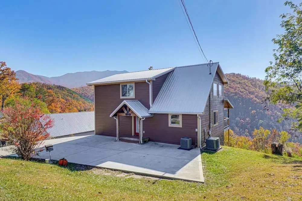 2 Mi to Downtown Gatlinburg: Cabin w/ Game Room!