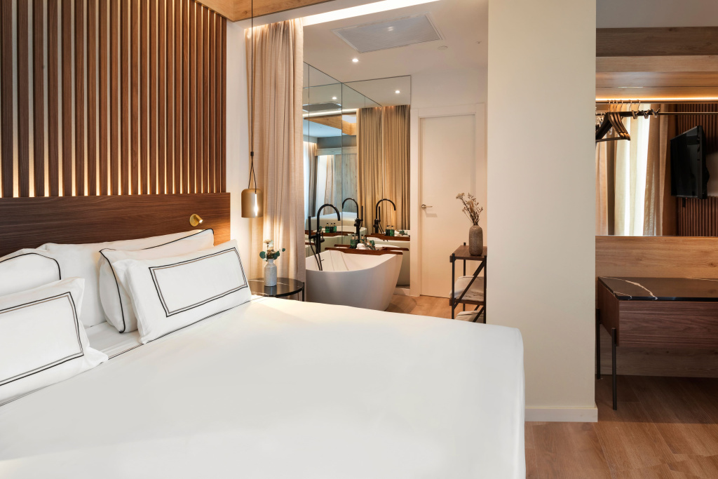 2 Bedrooms Master The Level Suite