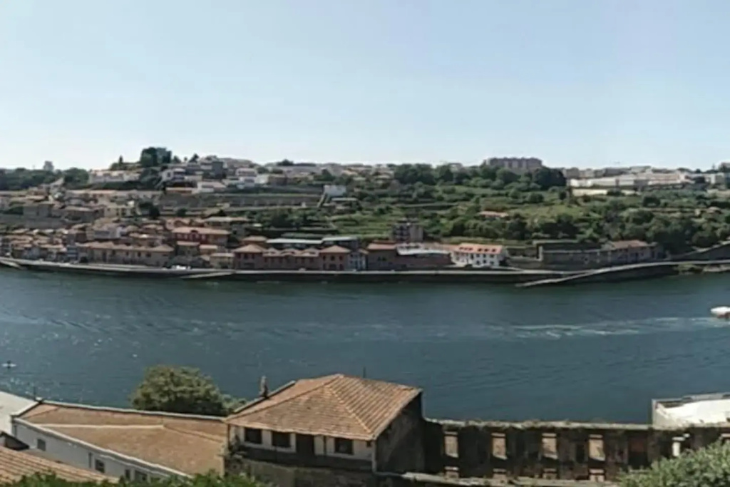 Amazing Riverside Balcony 2Br Apartment