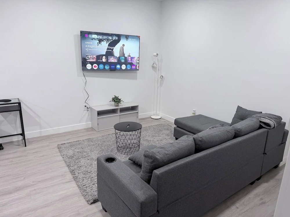 Charming Family-friendly House Rental in Edmonton