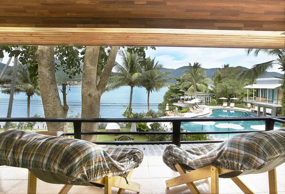Deluxe room with balcony and beachfront