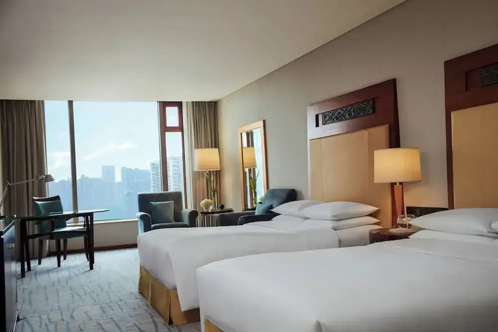 標準四人房，享有城市景觀及雙人床