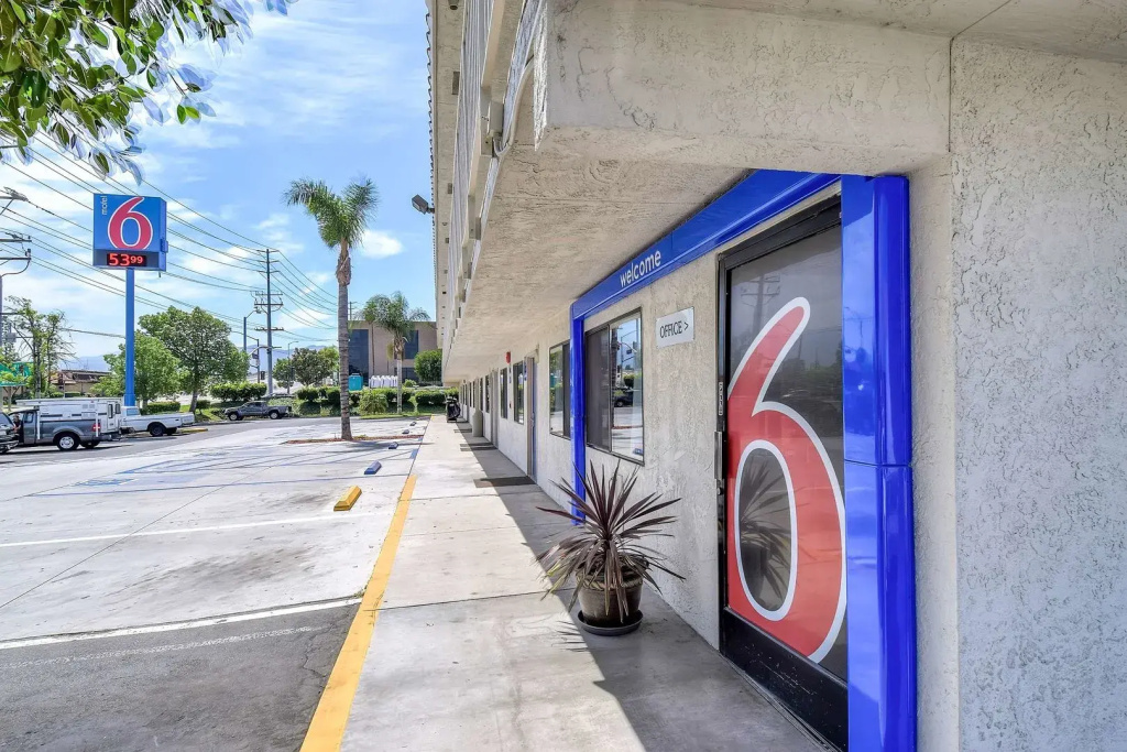 Motel 6 Corona, CA
