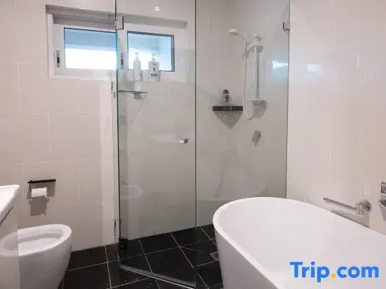 Luxury 4-Bed Family Home Near Sydney Airport & CBD