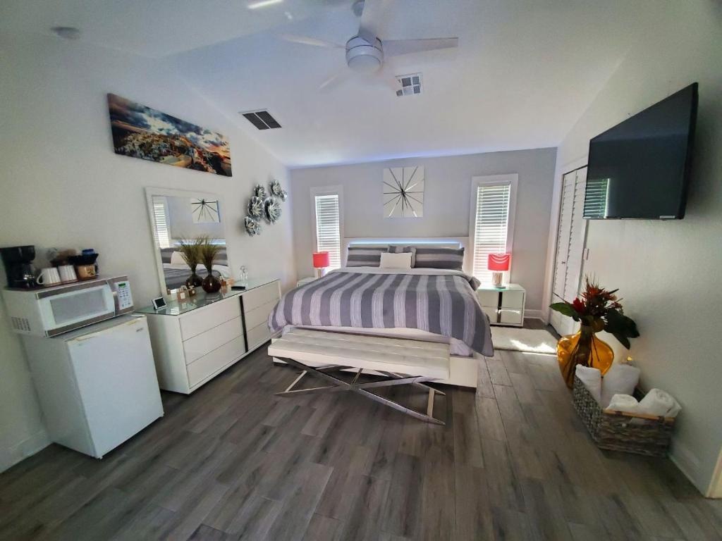 2 Private Cabanas with a private Pool and outdoor kitchen