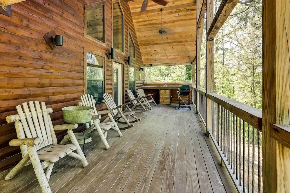 Pet-friendly Broken Bow Cabin w/ Fire Pit!