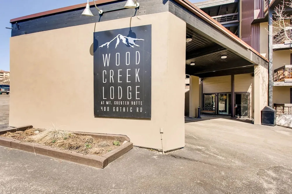 1 Br With Amazing Views Of Mountain Range 1 Bedroom Condo - No Cleaning Fee! by RedAwning