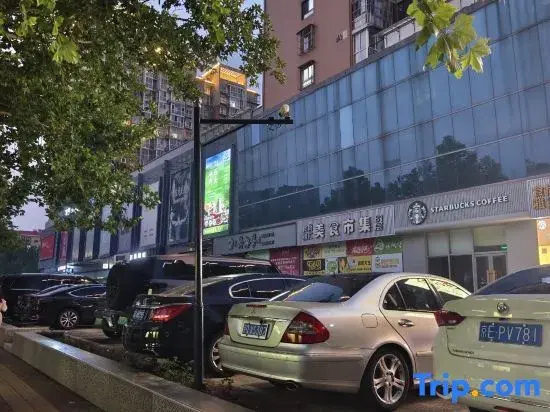 Huayu Hotel (Beijing Gaomidian North Subway Station Peking University Hospital)