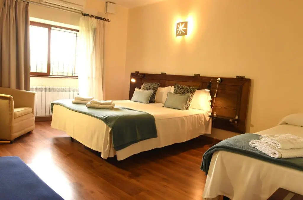 Standard Triple room with garden view