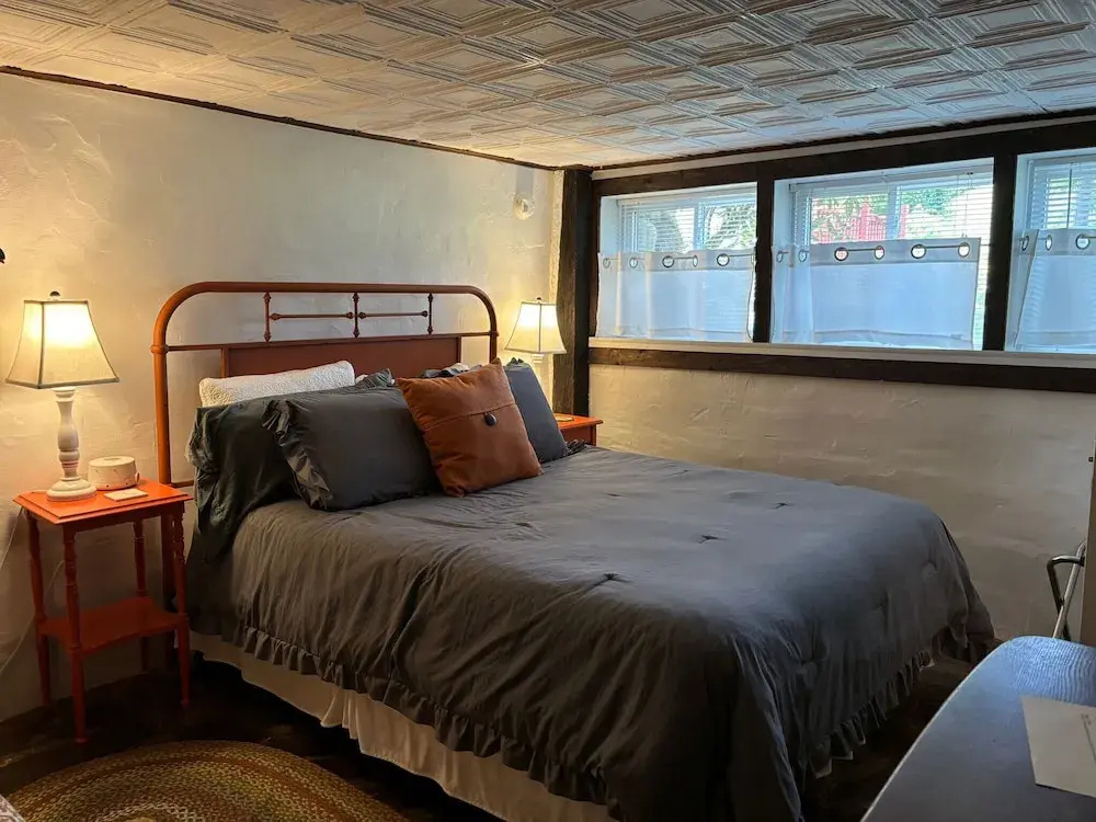Economy Double room with courtyard view (full double bed)