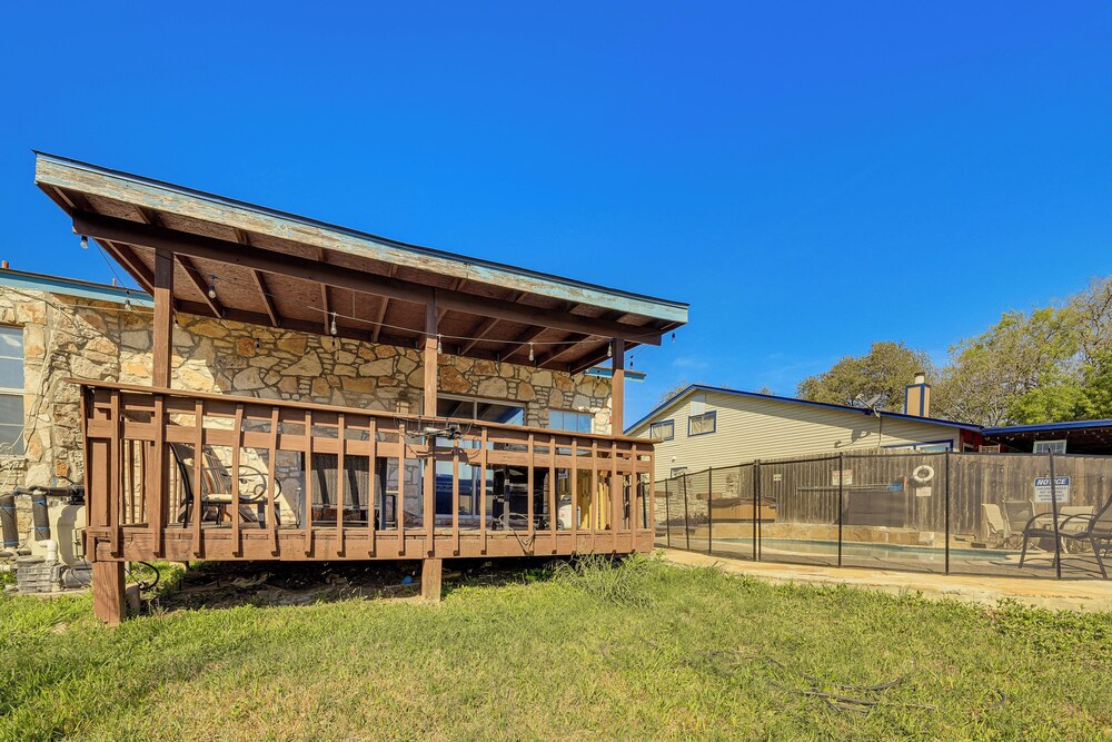 San Antonio Retreat w/ Fenced Pool, Near Seaworld