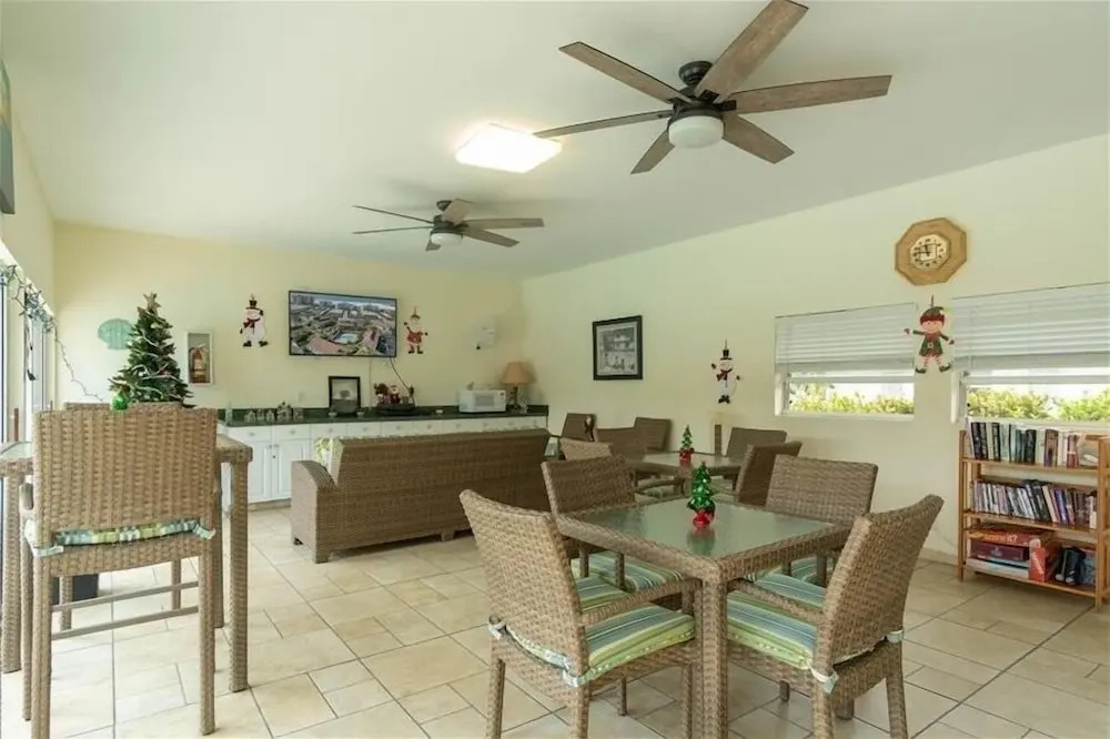 Seabreeze 2 Bedroom Home by Redawning