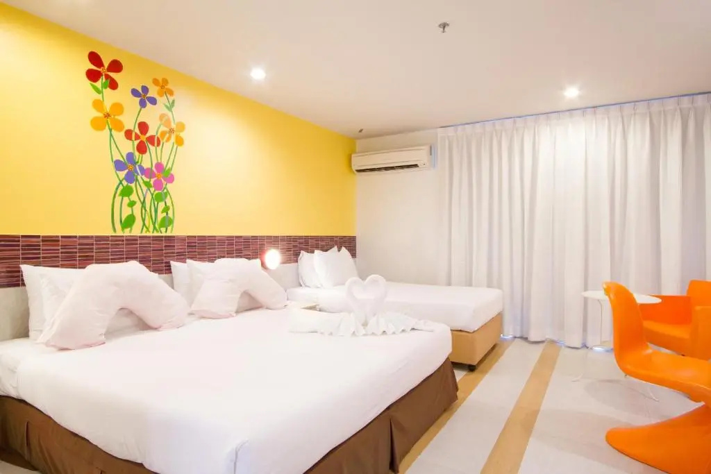 Deluxe Triple room with pool view
