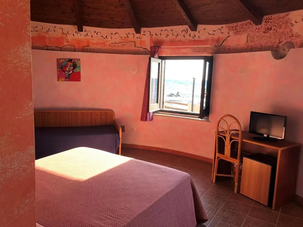 Standard Triple room with sea view