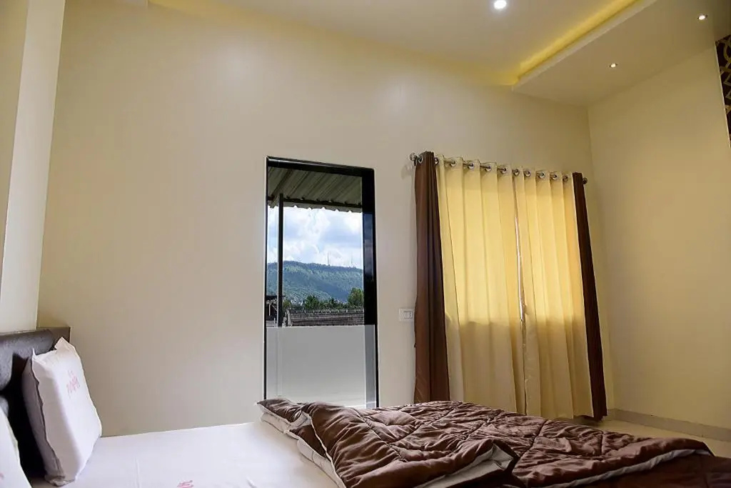 Deluxe Double room with balcony (full double bed)