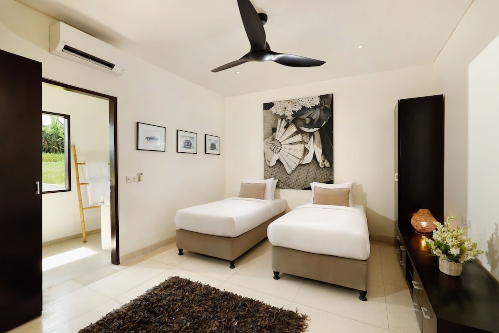Black Beach Villa - Absolute Beachfront in Tibubiu