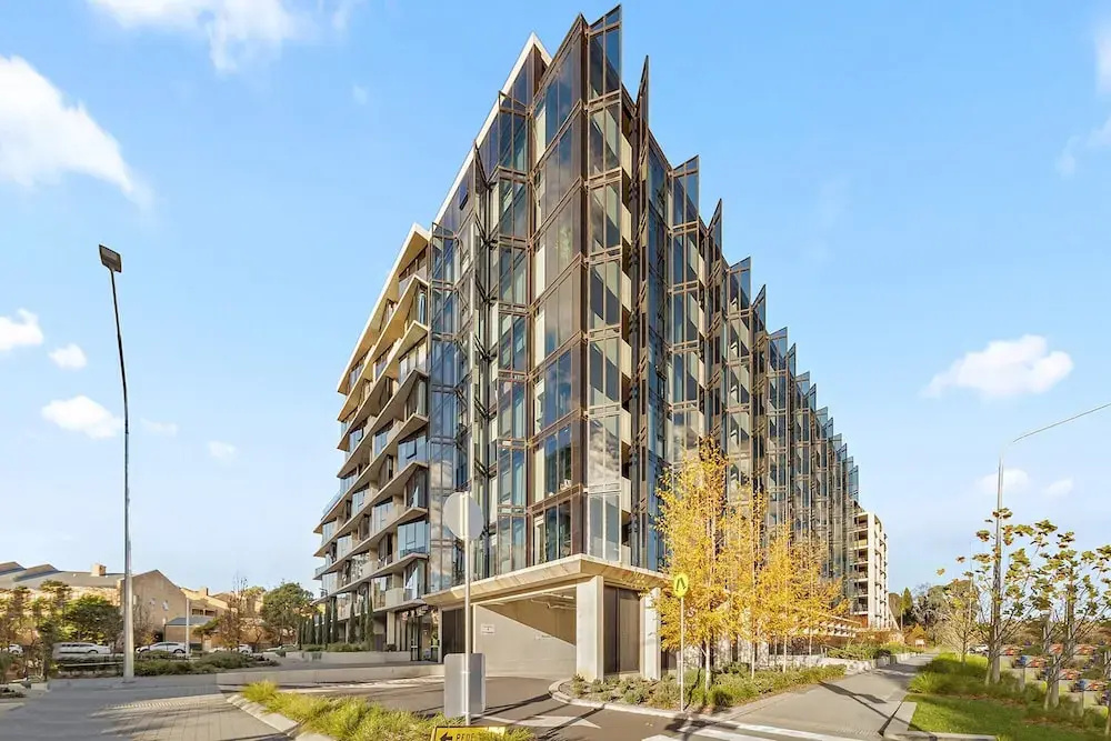Bright Unit With Secure Parking and Garden Access