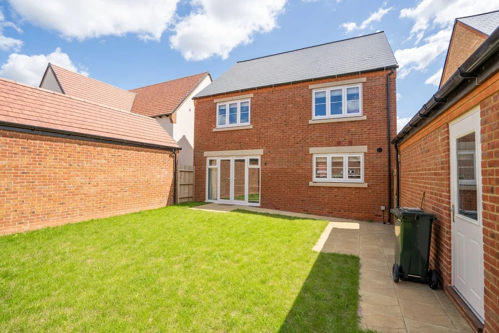 4 Bedroom Detached House 5mins Walk to Shopping Village