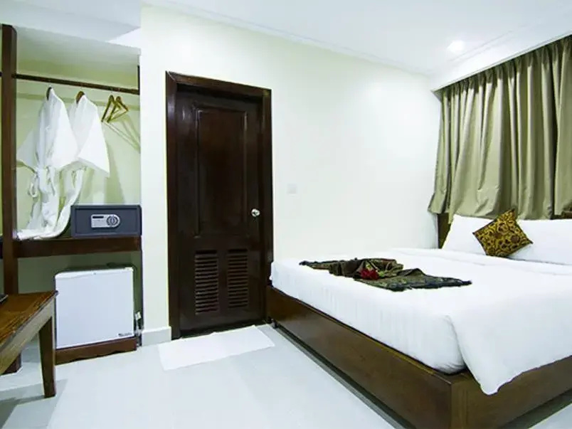 Superior Double room with city view (full double bed)