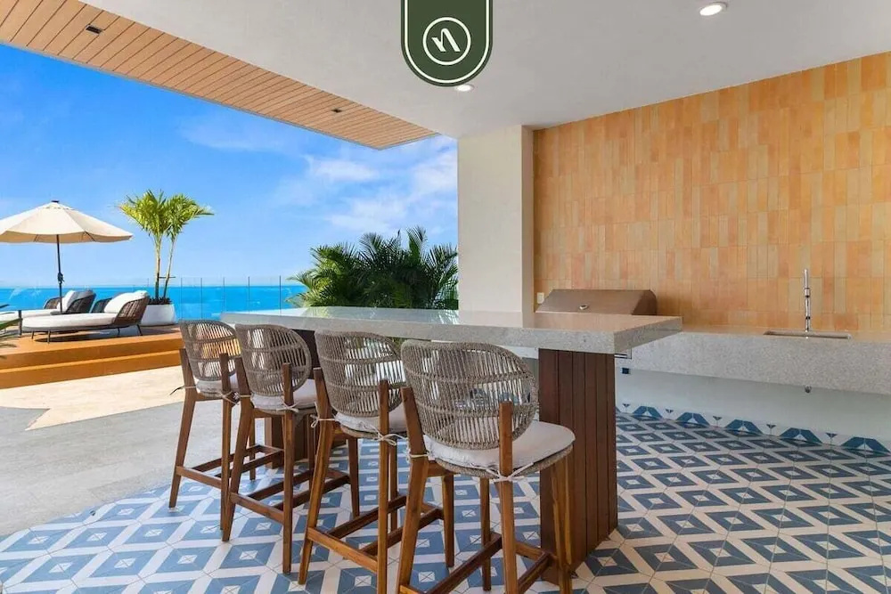 New Stylish 1 BR Condo - Ocean Views - Flex Room