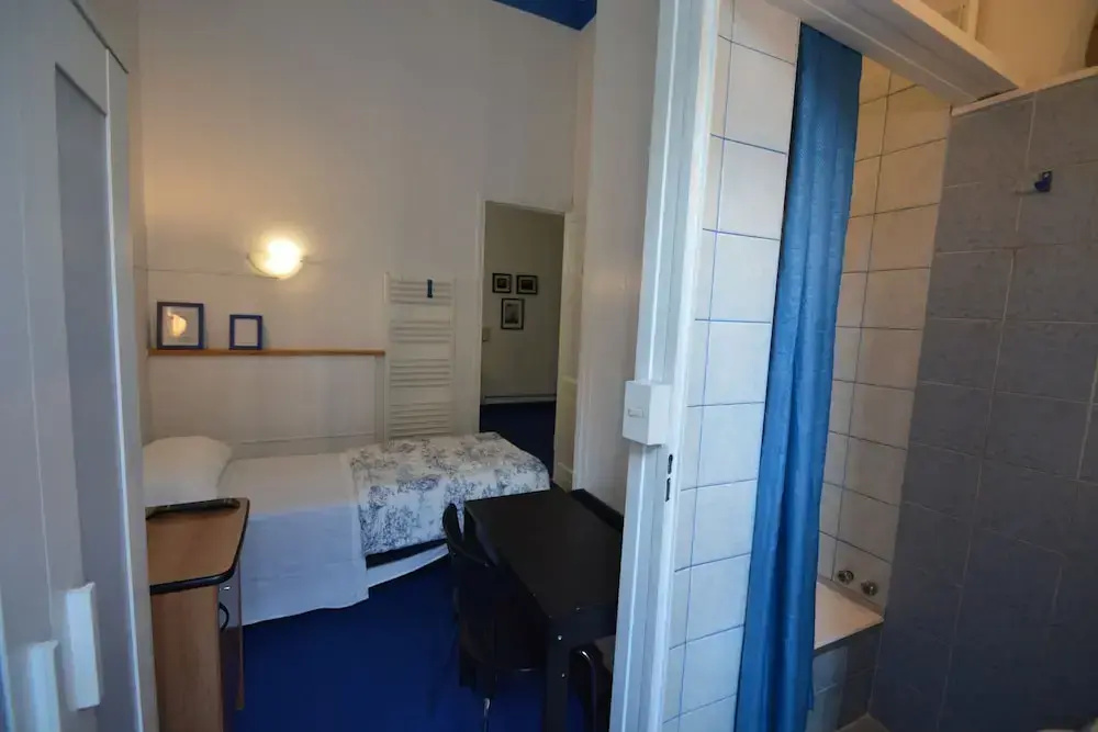 Deluxe Double room (full double bed)