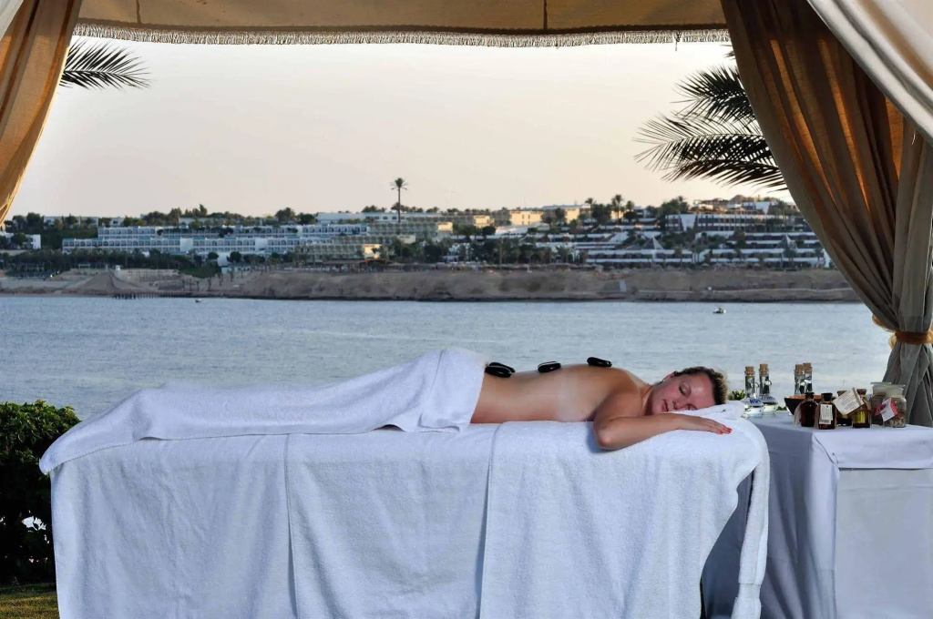 Resort Grand Oasis Resort: Enjoy an outdoor massage beneath a shaded cabana overlooking the water.
