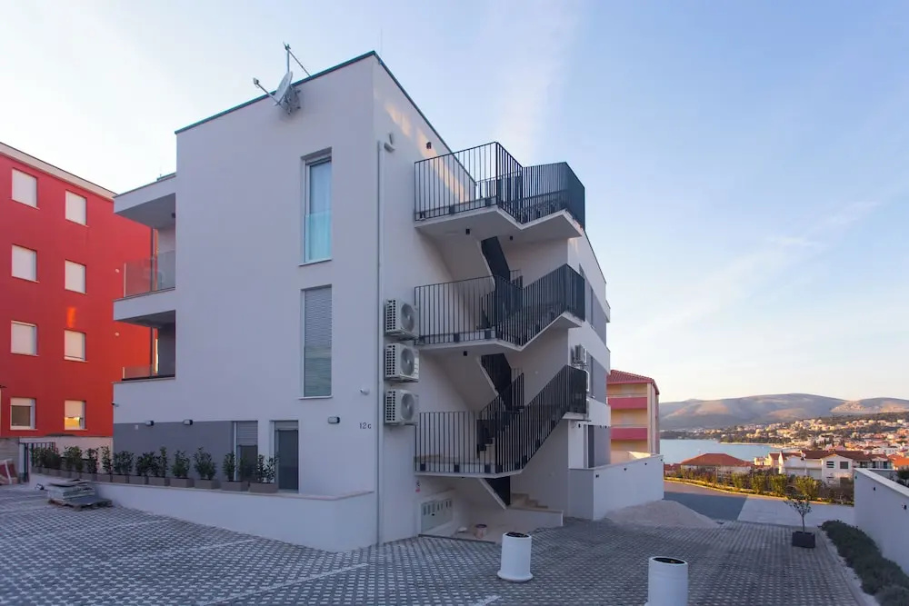 Sunshine Deluxe 80m2 Apartment With Pool, 50 m2 Garden Lounge and Outdoor Space