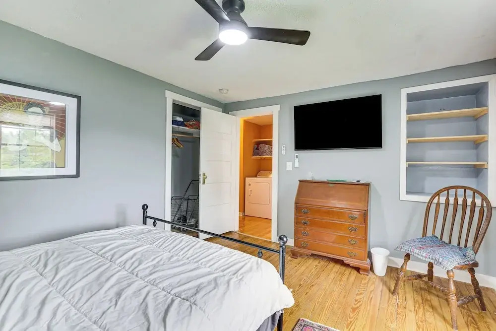 Farmhouse on 1 Acre Near Historic Dtwn Danville — фото 3