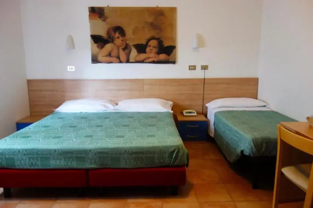 Standard Triple room