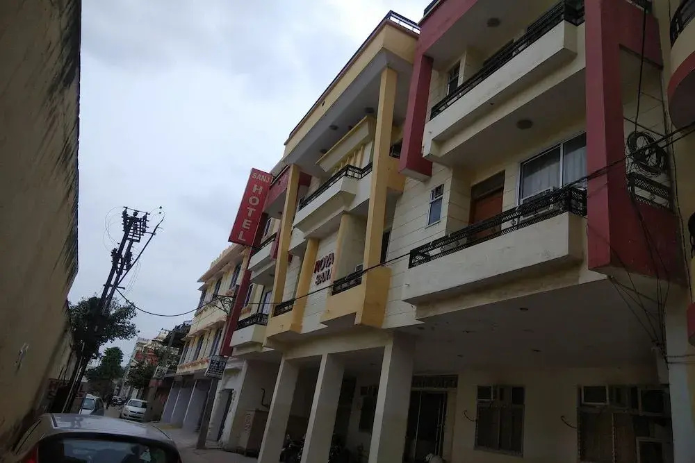 OYO Flagship 18321 Hotel Royal Sanj