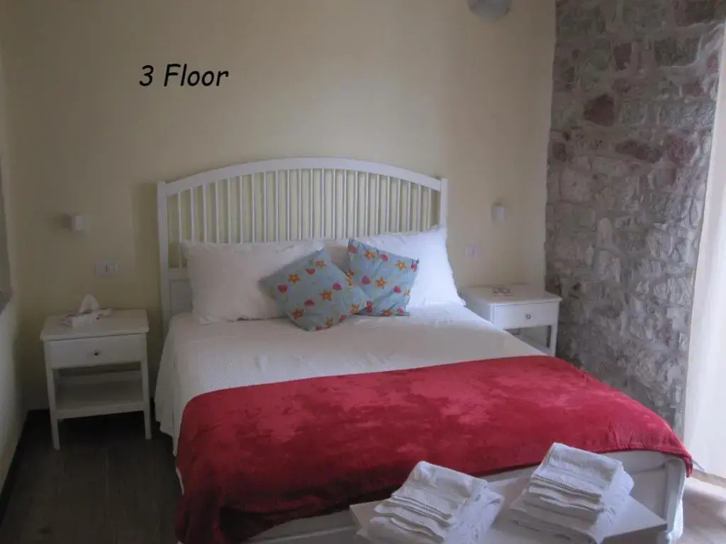 Standard Double room with balcony (full double bed)