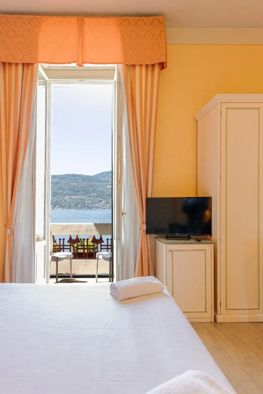 Deluxe Family room with lake view