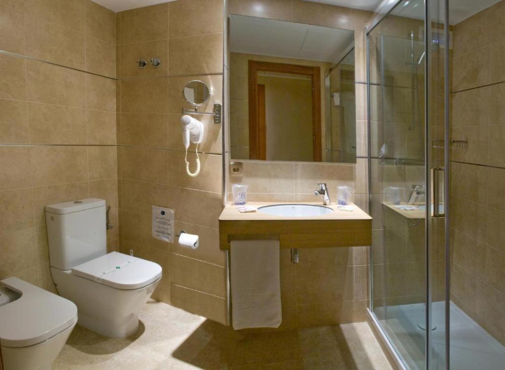 Двухместный номер с видом на бассейн двуспальная кровать в Hotel Helios Lloret