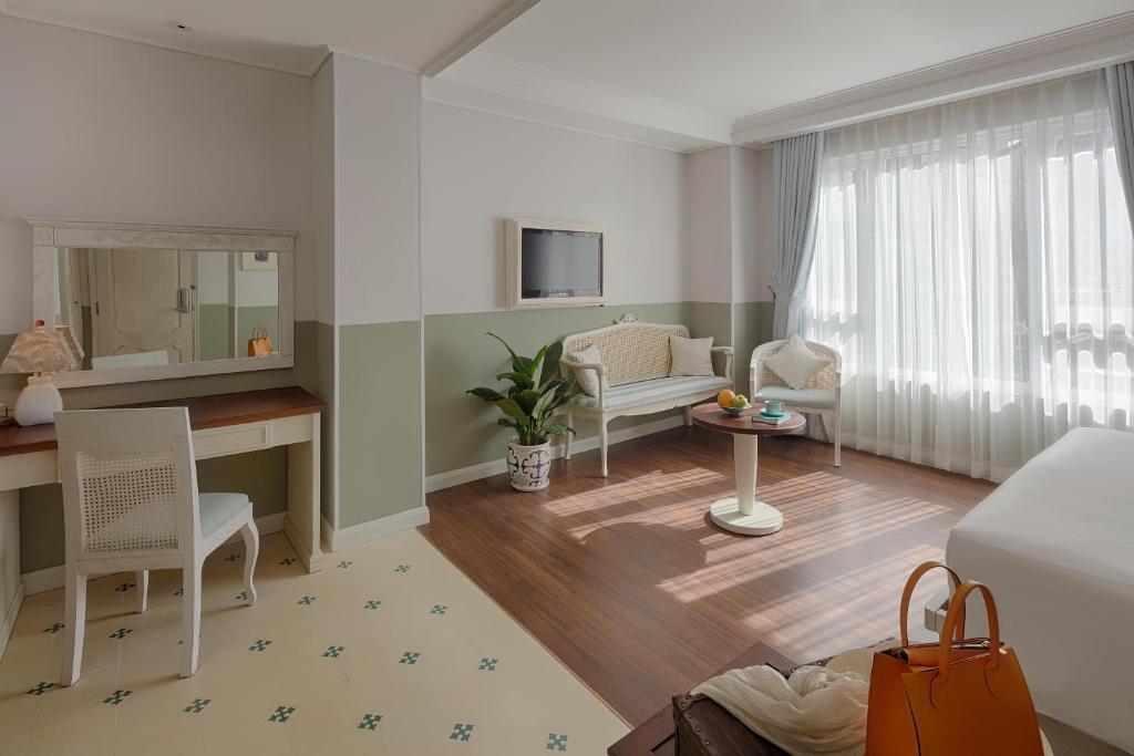 Au Lac Charner Hotel