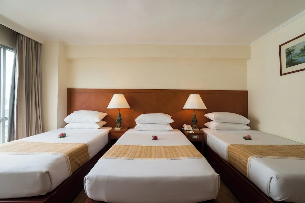 Трёхместный номер в Bangkok Palace Hotel