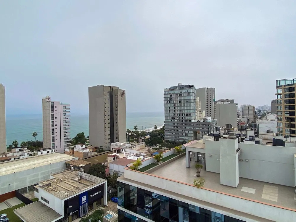 w Stylish 2BR w Balcony View in Miraflores