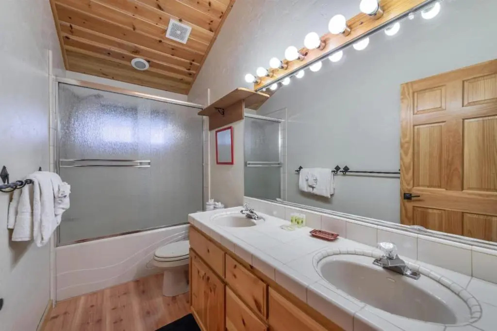 Wolf's Lair by Avantstay Swiss Chalet w/ Private Hot Tub & Access to Northstar Resort Community