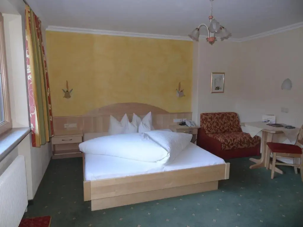 Standard Double room with balcony (full double bed)