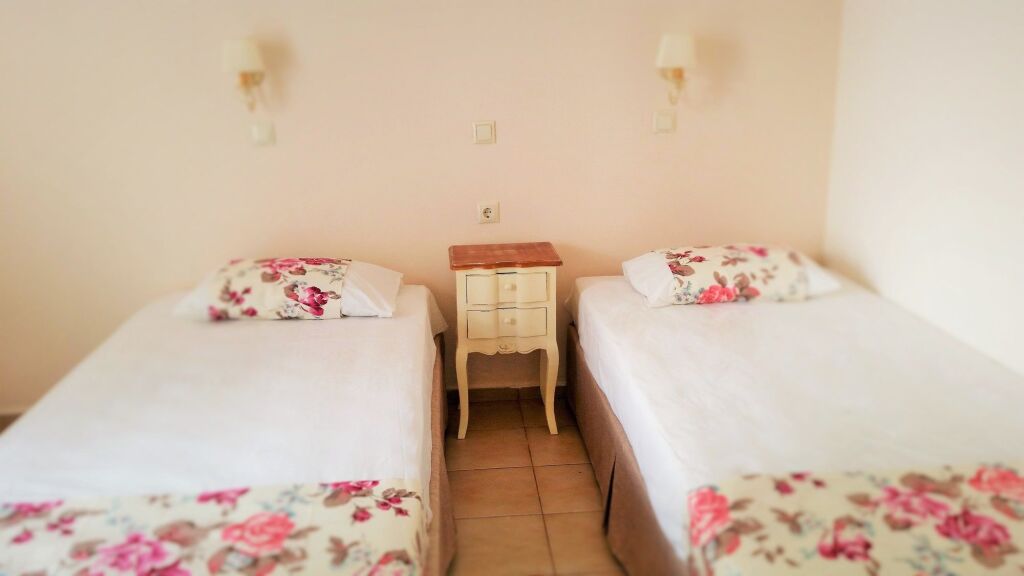 Emerald Hotel 1 *