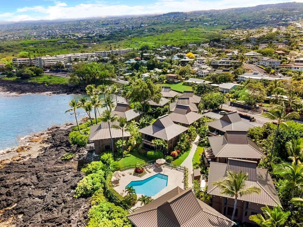 Air-conditioned Ocean Front Hawaii Townhome! - Sleeps 6 - Vrkcv